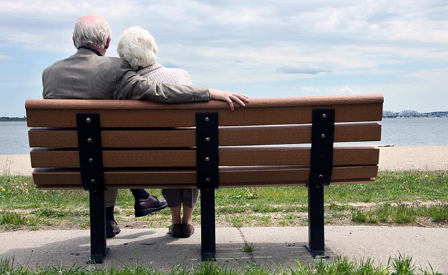 Final Expenses Plan -Older couple sitting on park bench